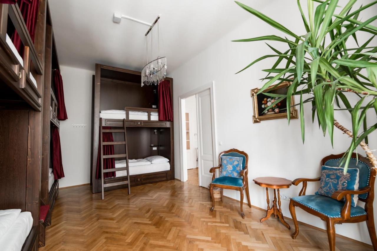 Bed 6-Bed Dormitory Room
