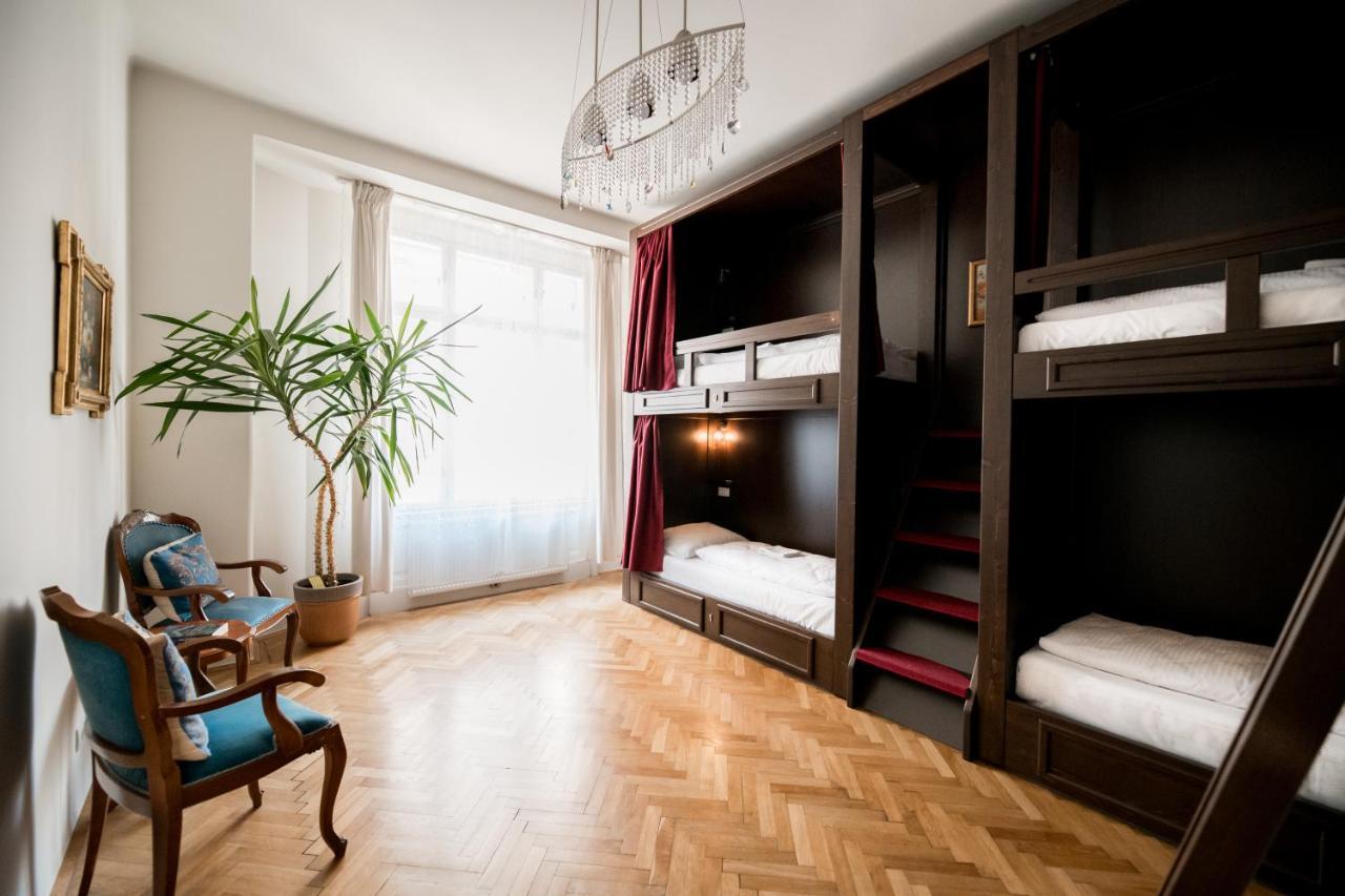 Bed 6-Bed Dormitory Room