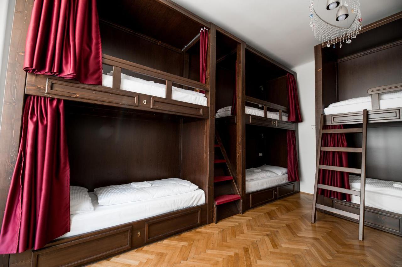 Bed 6-Bed Dormitory Room