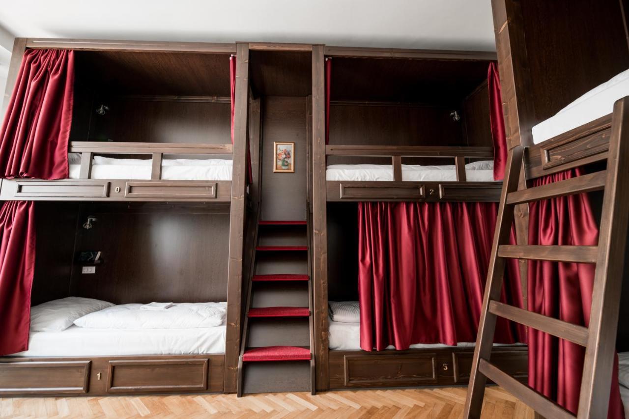Bed 6-Bed Dormitory Room
